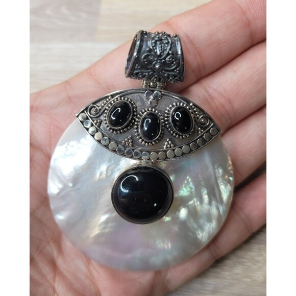 Meran Sterlng Silver, Mother of Pearl & Onyx Large Round Ornate Pendant 161 - Picture 9 of 9
